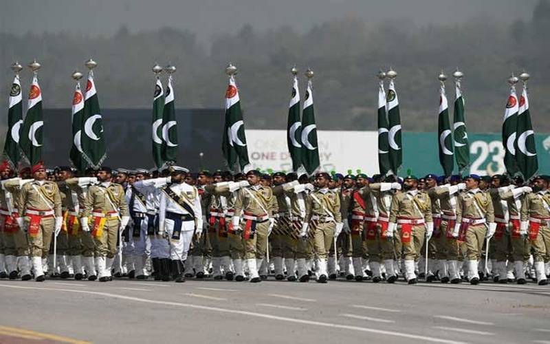 یوم پاکستان: مسلح افواج کی پریڈ، لڑاکا طیاروں کا شاندار فلائی پاسٹ