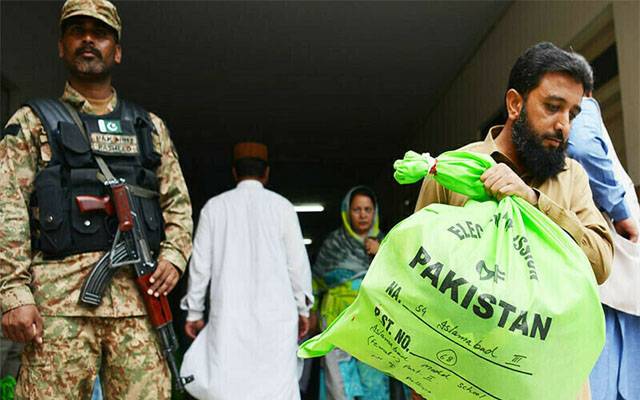 سندھ رینجرز کا آگ سے متاثرہ خاندانوں میں امدادی سامان تقسیم