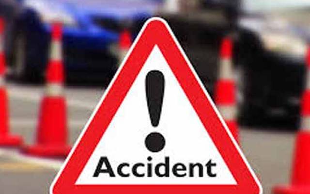 ڈھرکی کے قریب قومی شاہراہ پر مسافر بس اور موٹر سائیکل میں تصادم کے نتیجے میں خاتون سمیت 2 افراد جاں بحق ہوگئے۔