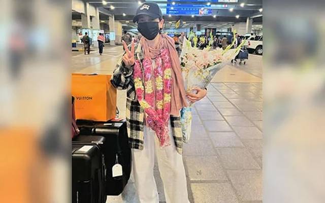 پاکستانی معروف خوبرو اداکارہ ہانیہ عامر رمضان المبارک میں سعادت حاصل کرنے کے بعد واطن واپس پہنچ گئی۔ 