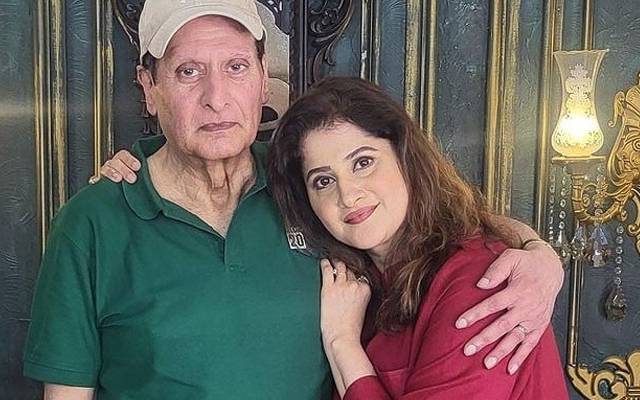 ماضی کی معروف پاکستانی اداکارہ صاحبہ کی زندگی میں پہلی بار اپنے بوڑھے والد سے ملاقات کی جذباتی ویڈیو سوشل میڈیا پر وائرل ہوگئی۔