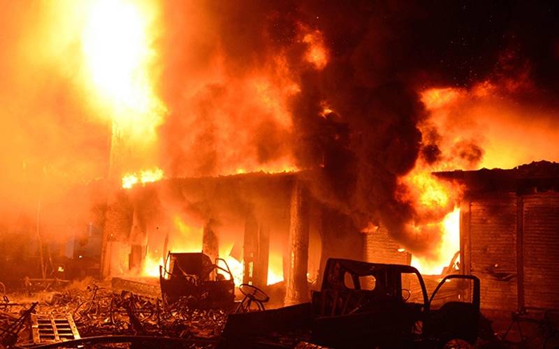 انڈونیشیا:فوجی اسلحے سے بھرے گودام میں آتشزدگی،علاقہ دھماکوں سے گونج اٹھا 