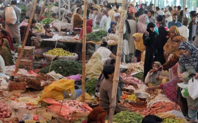 رمضان المبارک میں بھی منافع خور سرگرم، بازاروں میں سرکاری قیمتوں کو نظرانداز کردیا گیا سبزی کی سرکاری قیمتوں کے بجائے من مانی قیمتوں پر فروخت جاری ہے۔