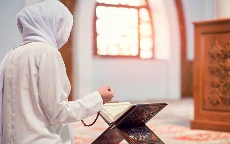 اعتکاف کیا ہے؟ کیا عورتیں بھی مردوں کی طرح اعتکاف بیٹھ سکتی ہیں؟
