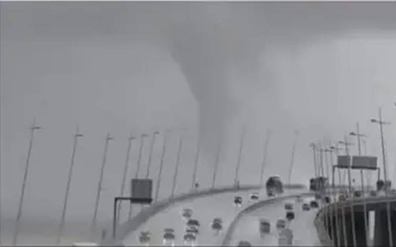 پرتگال میں پل کے نیچے سے اٹھنے والے خوفناک طوفان کی ویڈیو وائرل