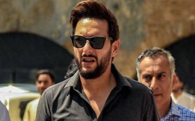 قومی کرکٹ ٹیم کے سابق کپتان شاہد آفریدی نے کہا ہے کہ ہم جیسے لوگ سیاست میں نہیں آئیں گے تو تبدیلی کیسے آئی گی۔