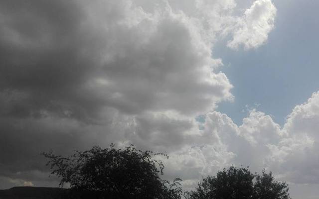 ملک کے بیشتر علاقوں میں موسم خشک جبکہ جنوبی علاقوں میں گرم رہے گا تاہم گلگت بلتستان میں مطلع جزوی ابر آلود رہنے کے علاوہ چند مقامات پر تیز ہواؤں اور گرج چمک کے ساتھ بارش کا امکان ہے۔
