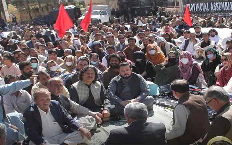 بلوچستان یونیورسٹی ملازمین کا تنخواہیں نہ ملنے پر عید پر بھی مظاہرہ
