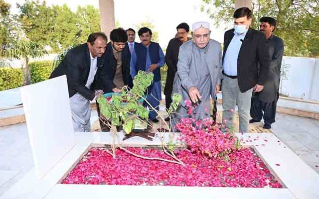  صدر مملکت آصف علی زرداری نے اپنے والدین اور عزیز و اقارب کے مزاروں پر حاضری دی، پھول نچھاور کئے، فاتحہ خوانی کی اور والدین کی مغفرت کے لئے دعا کی۔