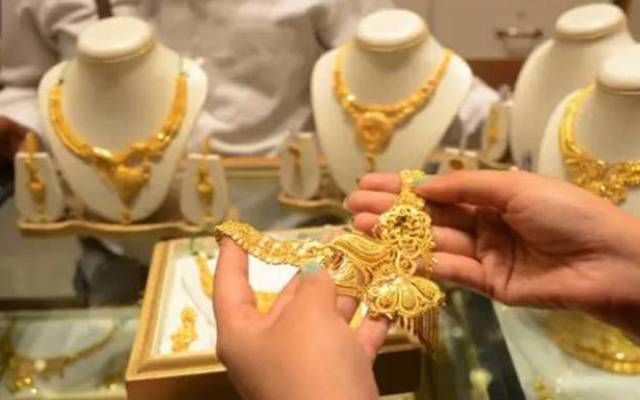 چین کی جانب سے سونے کی خریداری پر عالمی مارکیٹ میں پہلی بار سونا 2400 ڈالر فی اونس سے بھی تجاوز کرگیا .  ایک ہی دن میں سونا 40 ڈالر مہنگاہوکر 2413 ڈالر فی اونس کی بلند ترین سطح قائم کردی ۔