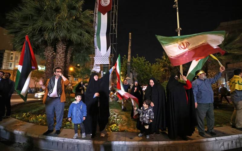 اسرائیل پر حملے کے بعد ایرانی عوام کا جشن،نعرے لگاتےسڑکوں پر نکل آئے