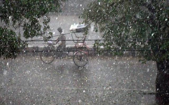 لاہور اور کراچی میں بادلوں کے ڈیرے، مزید بارش کی پیشگوئی