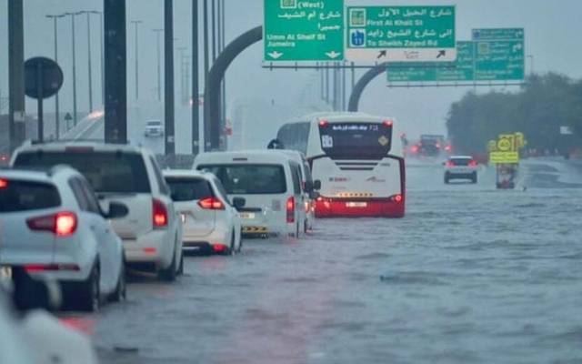  متحدہ عرب امارات میں شدید بارشوں کا 75 سالہ ریکارڈ ٹوٹ گیا۔ ملک میں ہونے والی شدید بارشوں سے نظام زندگی بری طرح سے مفلوج ہوگیا۔