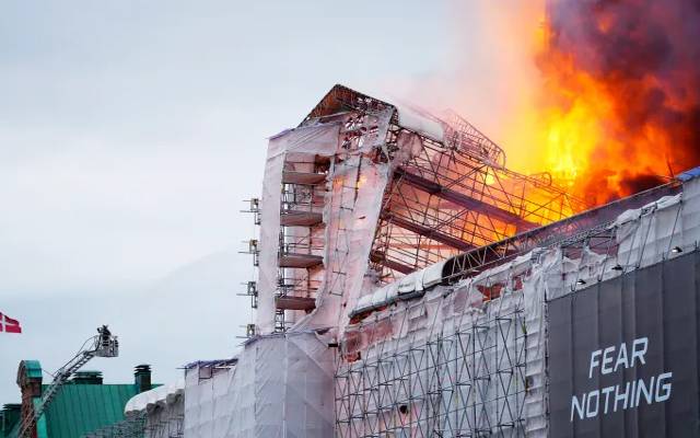 ڈنمارک کے دارالحکومت کوپن ہیگن میں اسٹاک ایکسچینج کی  تاریخی عمارت  ’بورسن‘ میں خوفناک آتشزدگی  سے سب کچھ جل کر راکھ ہوگیا۔