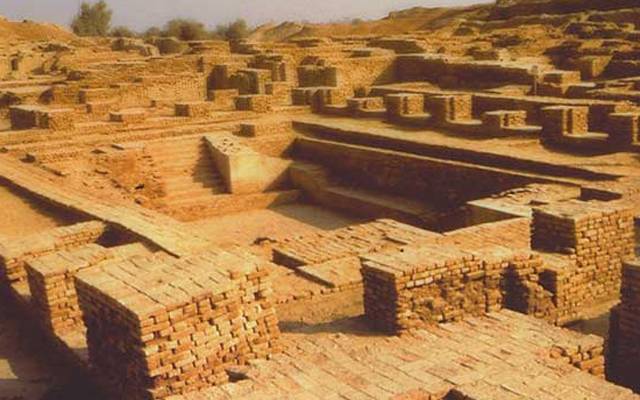 پاکستان سمیت دنیا بھر میں آج ’’ثقافتی ورثہ‘‘ کا عالمی دن منایا جا رہا ہے، اس دن کو منانے کا مقصد قدیم تہذیبوں، ثقافت، ورثے اور آثار قدیمہ کو محفوظ بنانا اور ان سے متعلق آگاہی فراہم کرنا ہے۔