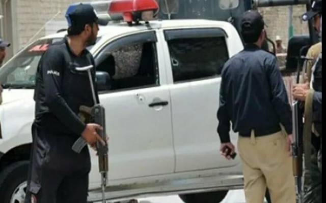 ڈیرہ اسماعیل خان میں نامعلوم افراد کی فائرنگ کے نیتجے میں 2  کسٹم اہلکار شہید جبکہ 4 زخمی ہوگئے۔