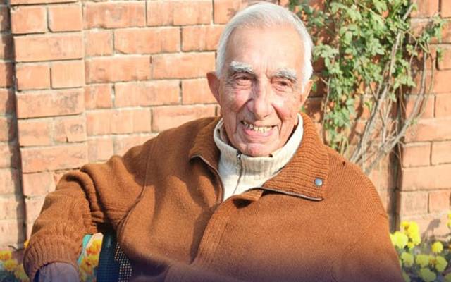 پاکستان کے سب سے سینئر سابق بیوروکریٹ روئیداد خان 101 سال کی عمر میں  انتقال کر گئے۔