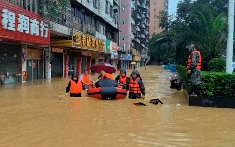 تیز ہوائیں،موسلا دھار بارش،چھتیں اڑ گئیں،چین میں نظام زندگی درہم برہم