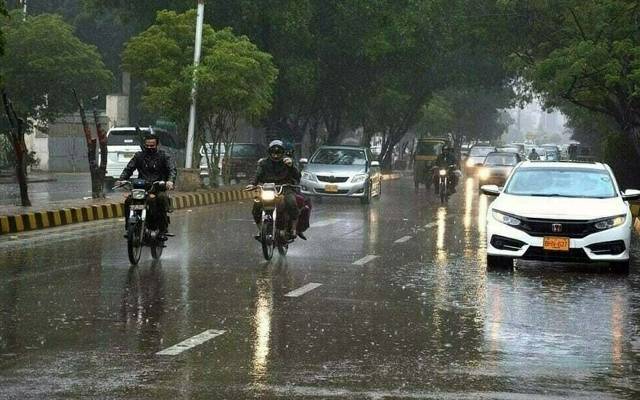 لاہور سمیت پنجاب کے مختلف شہروں میں صبح سویرے گرج چمک کے ساتھ بارش ہوئی۔