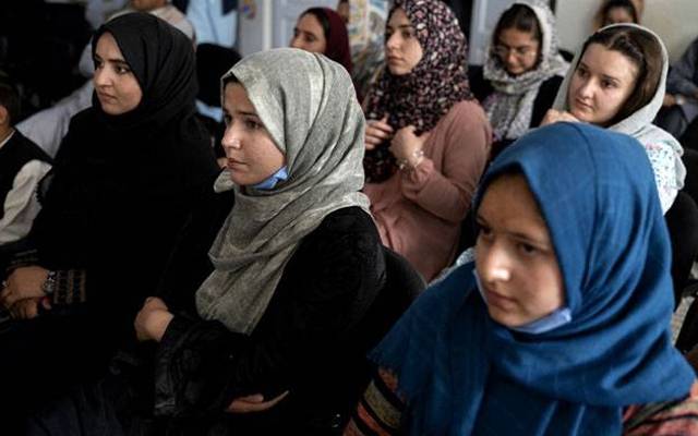 طالبان کے حکومت میں آنے کے بعد افغان خواتین پر اپنی ہی سرزمین تنگ کر دی گئی،  خواتین کے بنیادی حقوق سلب کرتے ہوئے ان پر تعلیم حاصل کرنے سے لے کر زندگی کے مختلف امور پر پابندی عائد کر دی گئی۔