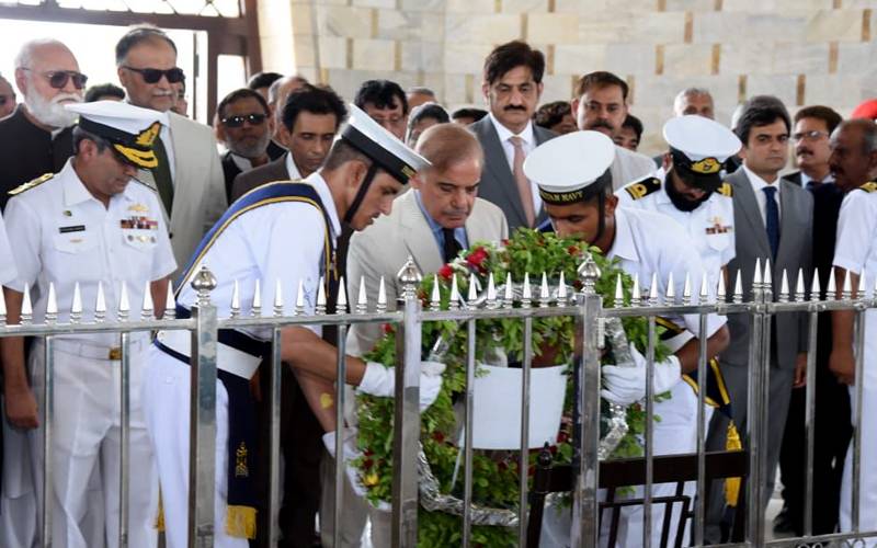 وزیراعظم شہباز شریف ایک روزہ دورے پر کراچی پہنچ گئے، مزار قائد پر حاضری