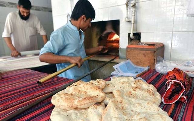 آٹے کی قیمت میں فی کلو  15 روپے کمی کے باوجود تندور روٹی کی قیمت میں کمی نہ آسکی۔
