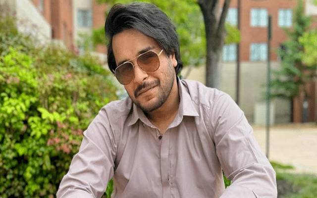  پاکستان میوزک انڈسٹری کے معروف گلوکار و اداکار عاصم اظہر  نے اپنے انسٹاگرام اکاؤنٹ سے   اپنی تمام تصاویر ڈیلیٹ   کرنے کی وجہ بتاتے ہوئے مداحوں کو بڑی خوشخبری سُنا دی۔