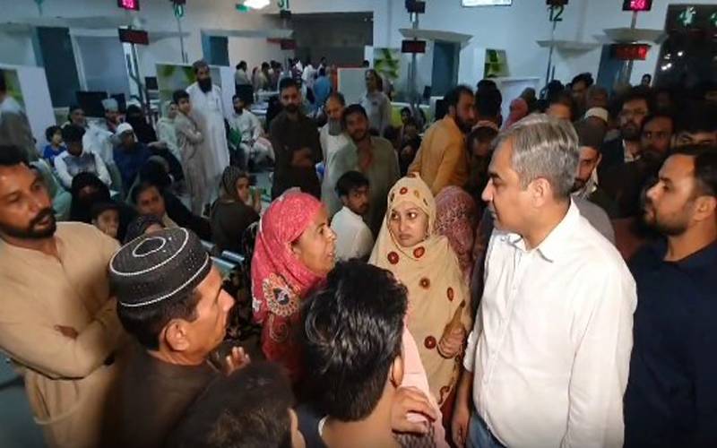  محسن نقوی کا نادرا سینٹر کا دورہ، شہریوں نے شکایات کے انبار لگا دیئے