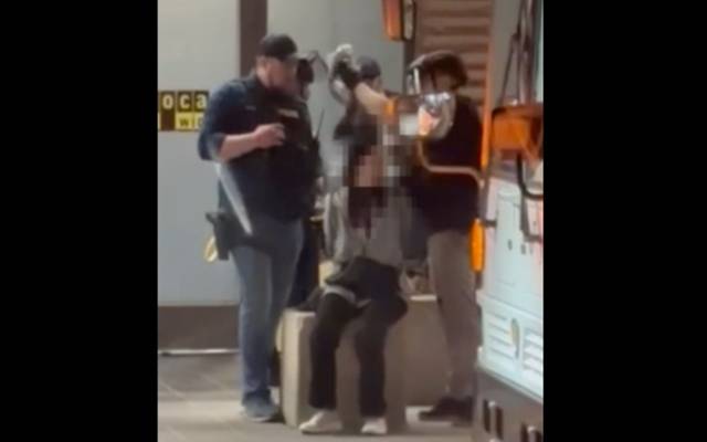 امریکی ریاست ایریزونا میں 4 مسلم خواتین کا اسکارف زبردستی اتار نے  کی ویڈیو سوشل میڈیا پر وائرل ہوگئی۔