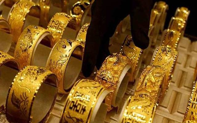ملک بھر میں سونے کی فی تولہ  قیمت میں آج  14 سو روپے کی کمی ریکارڈ کی گئی۔ 