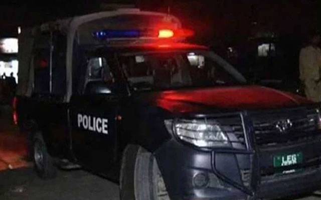 بیگم کوٹ  میں   مبینہ پولیس مقابلے کے دوران دو طرفہ فائرنگ کے نتیجے میں ایک ڈاکو  اسلحہ سمیت گرفتار کر  جبکہ 2ملزم فرار ہو گئے۔