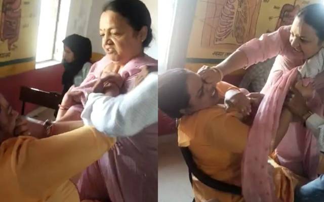 بھارت کے ایک پرائمری سکول کی پرنسپل نے ٹیچر کو دیر سے آنے پر مار پیٹ کا نشانہ بنا دیا، جس کی ویڈیو سوشل میڈیا پر وائرل ہوگئی۔