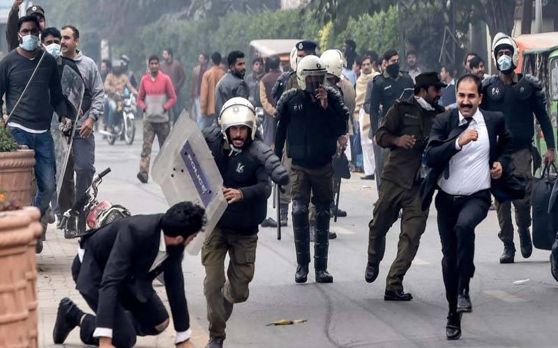 وکلاء پر پولیس تشدد ، پاکستان اور اسلام آباد بار ایسوسی ایشن کا کل ہڑتال کا اعلان 