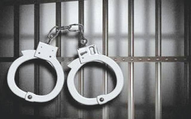 لاہور پولیس نے باپ بیٹوں پر مشتمل تین رکنی بین الاضلاعی ڈکیت گینگ گرفتار کرلیا.