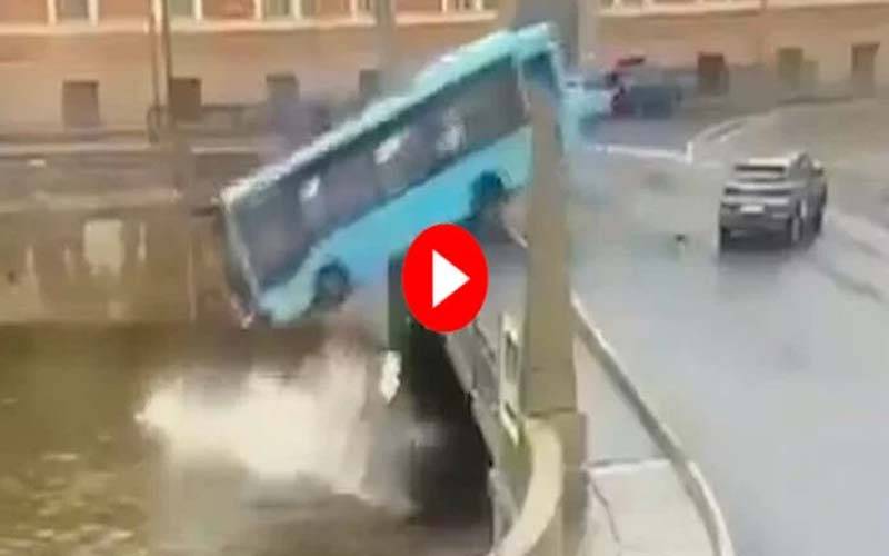 روس، مسافر بس پل سے دریا میں گر گئی، 7 افراد ہلاک