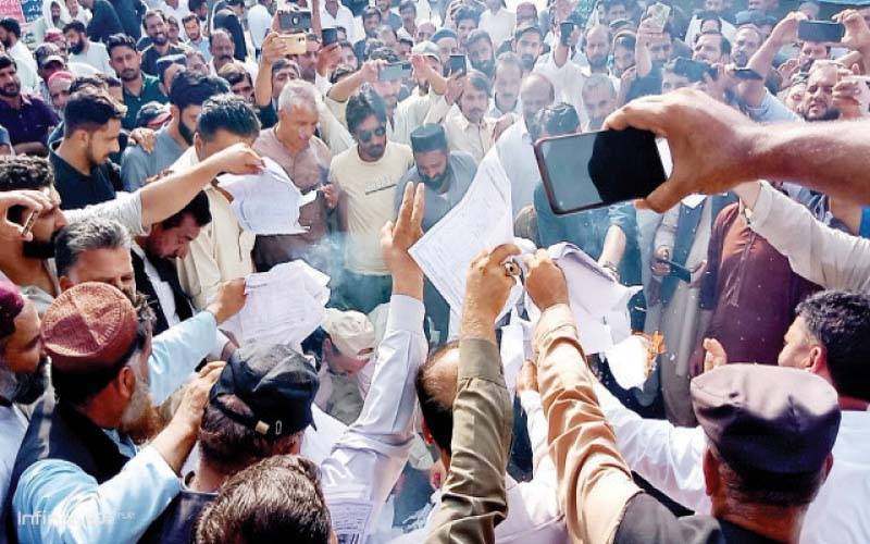 آزادکشمیر: مہنگی بجلی و مہنگائی کیخلاف احتجاج، مظاہرین اور پولیس میں تصادم ، اے ایس آئی جاں بحق 