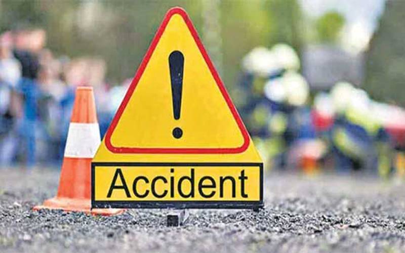 نواب شاہ :مسافر کوچ الٹ گئی،خواتین اور بچوں سمیت 22 افراد زخمی