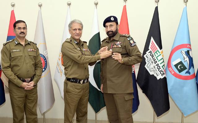 آئی جی پنجاب ڈاکٹر عثمان انور کی جانب سے 12 بہادرپولیس افسران و جوانوں کو غازی میڈلز سے نوازا گیا۔