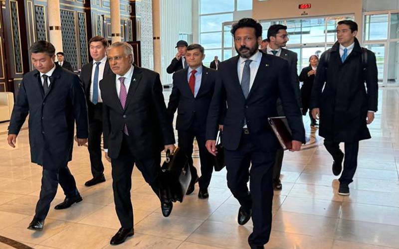 نائب وزیراعظم اسحاق ڈار قازقستان پہنچ گئے