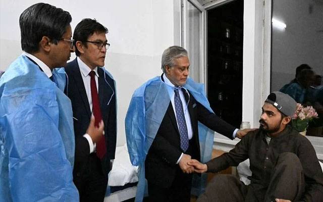 اسحاق ڈار بشکیک سے انتہائی زخمی پاکستانی کو لے کر وطن پہنچ گئے