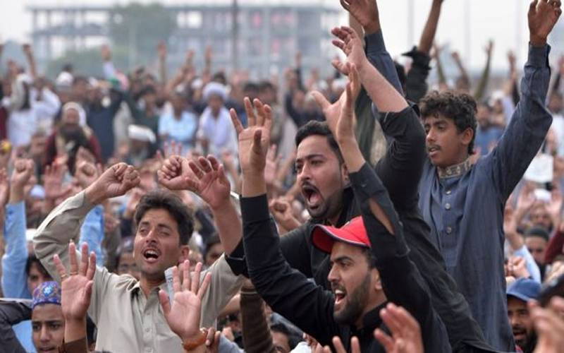 پشاور: لوڈشیڈنگ کے خلاف عوام سڑکوں پر نکل آئے، نو فیڈرز پر زبردستی بجلی بحال کردی