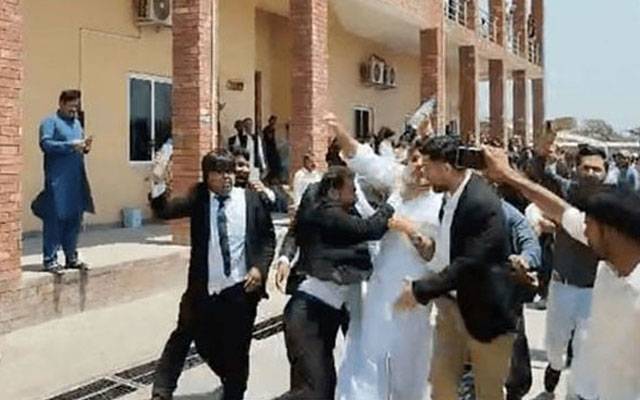 پی ٹی آئی وکلاء کا عدالت میں خاور مانیکا پر حملہ، تھپڑ مارے