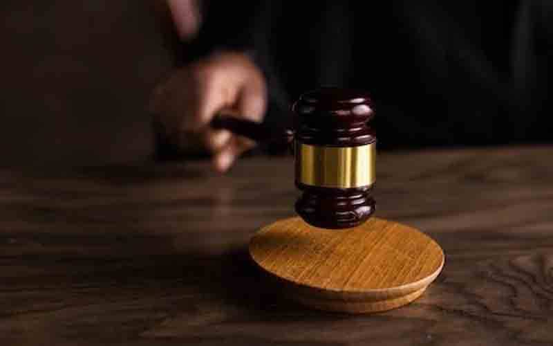  توہین عدالت میں سزا یافتہ وفاقی سیکرٹری عمر ملک کی ضمانت منظور 
