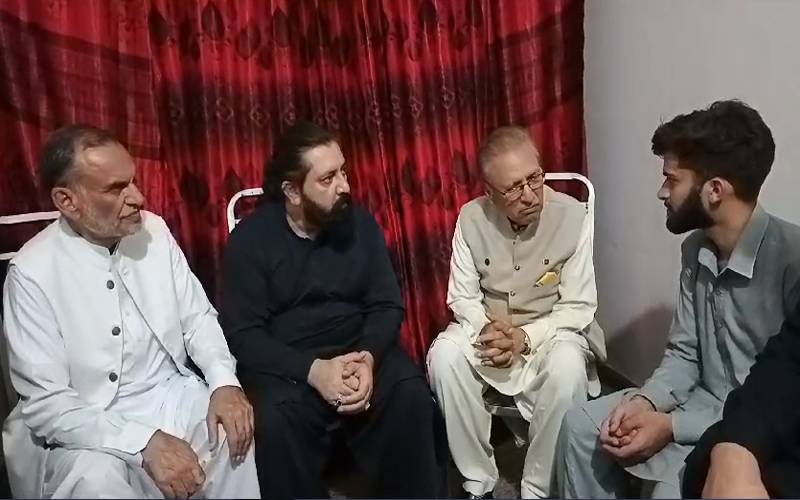 عارف علوی کی پی ٹی آئی  کارکن لطیف رفیق کے اہلخانہ سے ملاقات،مرحوم کی وفات پر اظہار تعزیت