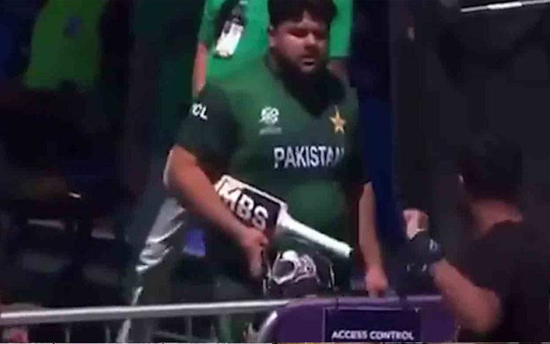 صفر پر آؤٹ ہونے کے بعد واپسی پر اعظم خان تماشائی سے الجھ گئے