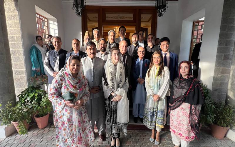ملک کو دوبارہ پٹری پر لانے کیلئے سیاسی مخالفین کیساتھ بیٹھے، نوازشریف