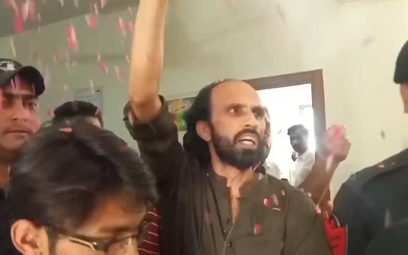 کشمیری شاعر احمد فرہاد ریمانڈ مکمل ہونے پر عدالت پیش،پولیس نے نامکمل چالان پیش کردیا 