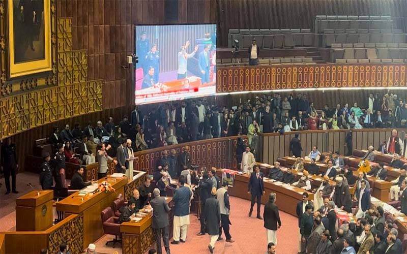 بجٹ سے قبل ایوان میں پی ٹی آئی کی نعرے بازی