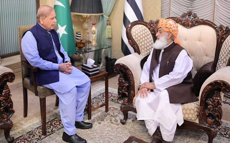 سیاسی میدان میں بڑی تبدیلی،وزیراعظم مولانا فضل الرحمان کو منانے گھر پہنچ گئے
