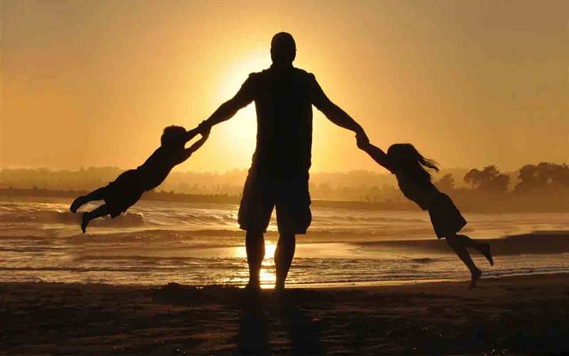 پاکستان سمیت دنیا بھر میں آج فادرز ڈے منایا جا رہا ہے
